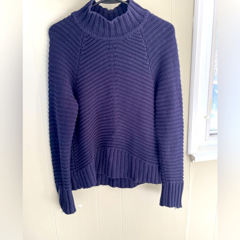 Women’s pull over SZ: XS